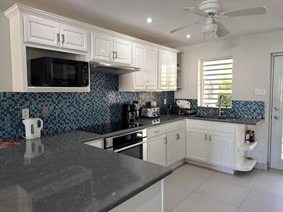 Beautifully Renovated Villa Close To The Beach Jolly Harbour Exterior foto